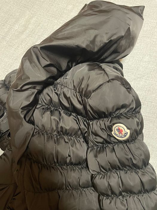 Geaca Moncler nepurtata