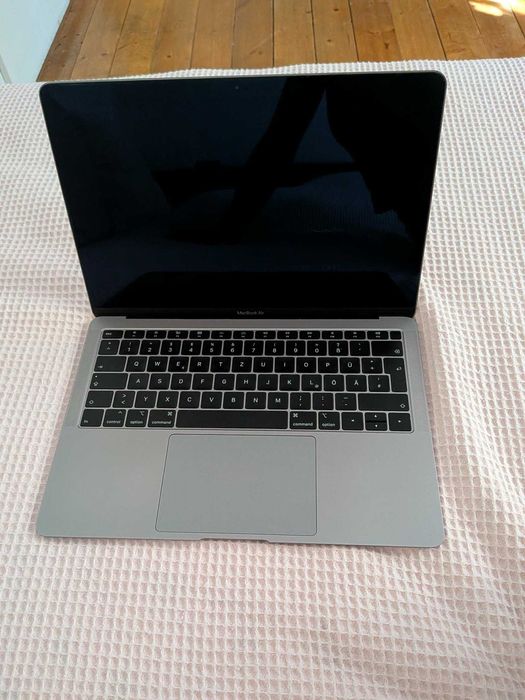 MacBook Air 13" 2019 8GB Core i5 Space Grey + калъф Case Logic