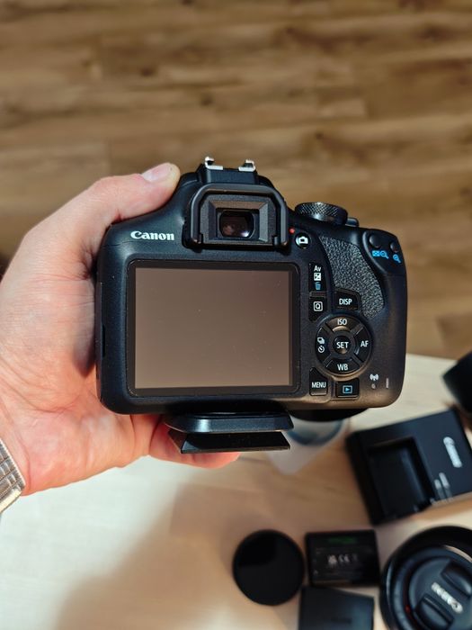 Canon DSLR 2000D ca NOU