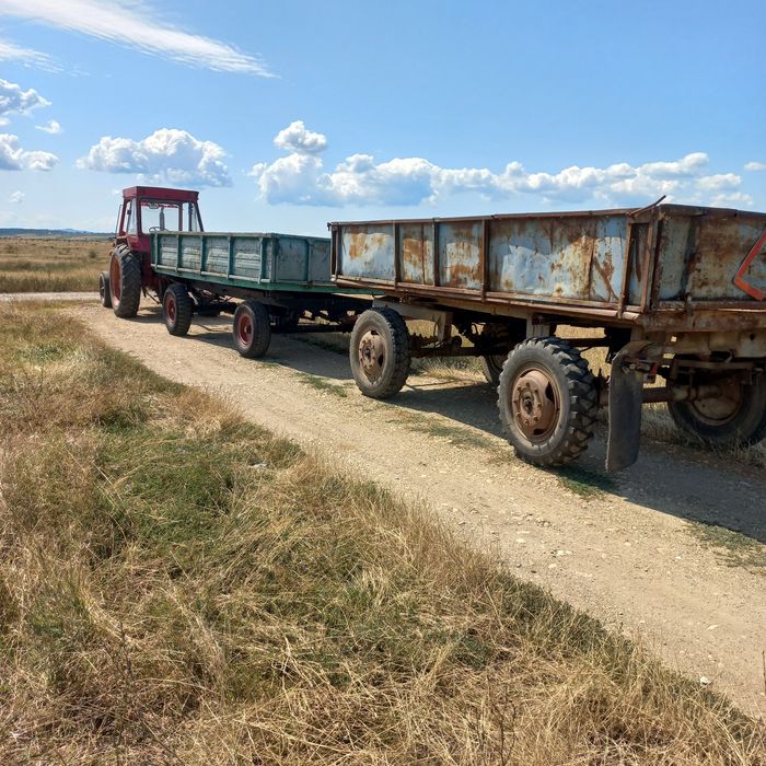 Vand remorci doua bucăți