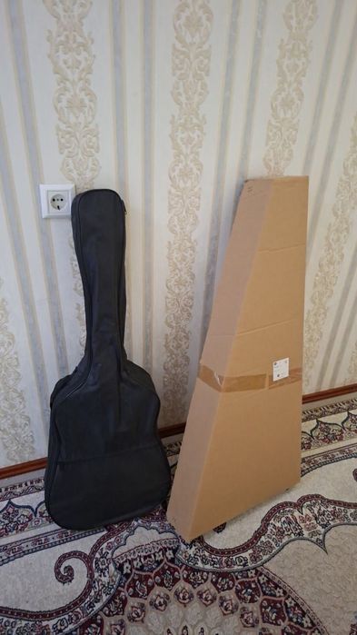 Gitara srochna sotiladi