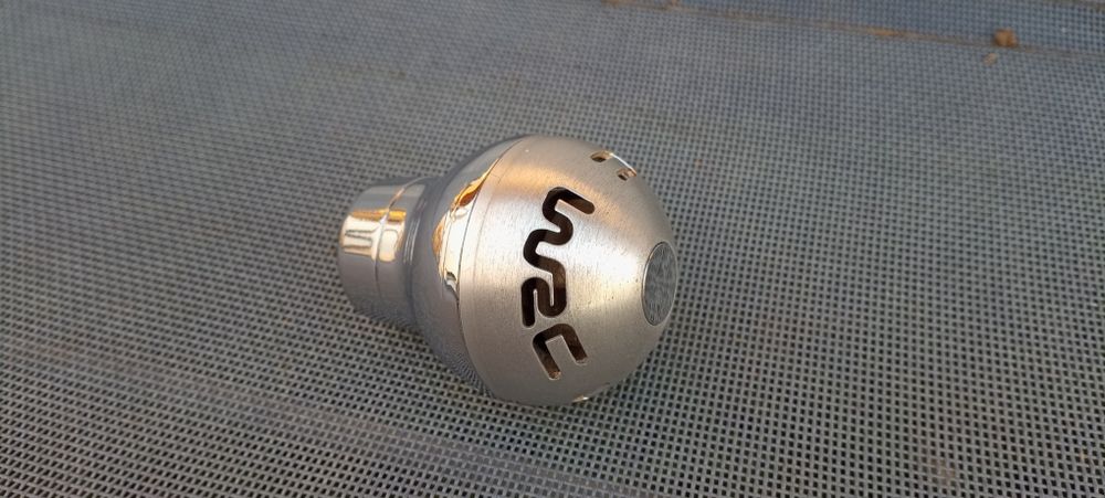 nucă de schimbător de viteze universală WRC din aluminiu. 
Mat