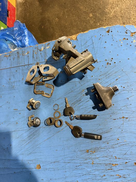 Proiectoare franta / ceasuri 6cyl / kit yale 2 chei / mocheta e30 cabrio urs ursulet