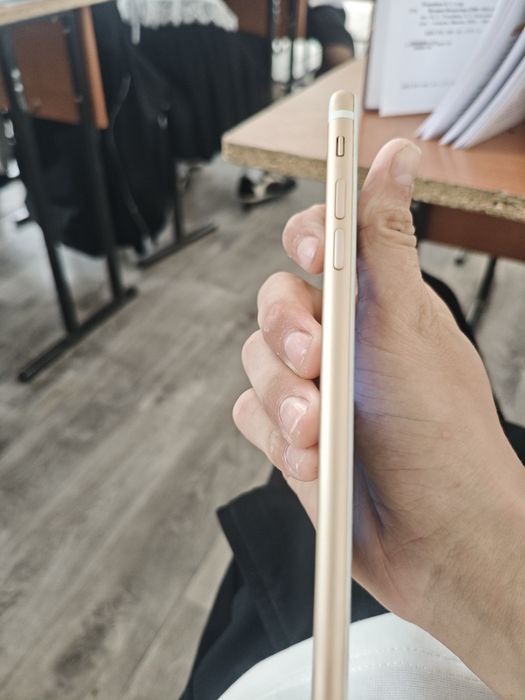 продам iPhone 7+
