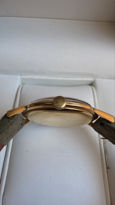 Universal Genève – 18K масивно злато – Vintage Swiss