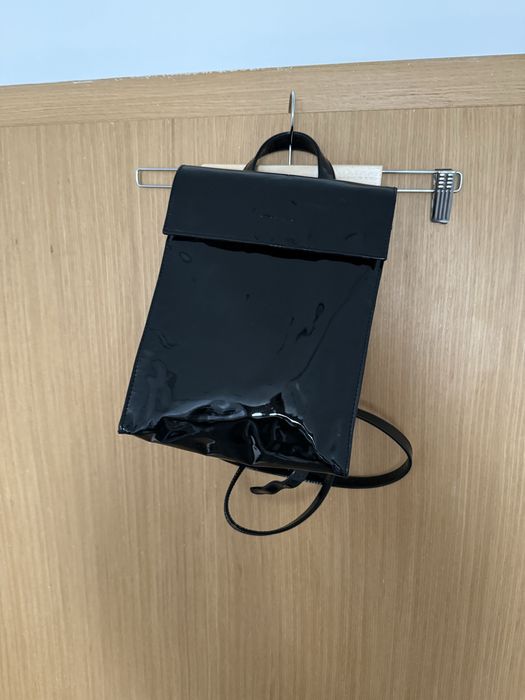 Черна лачена раничка Coccinelle от естествена кожа