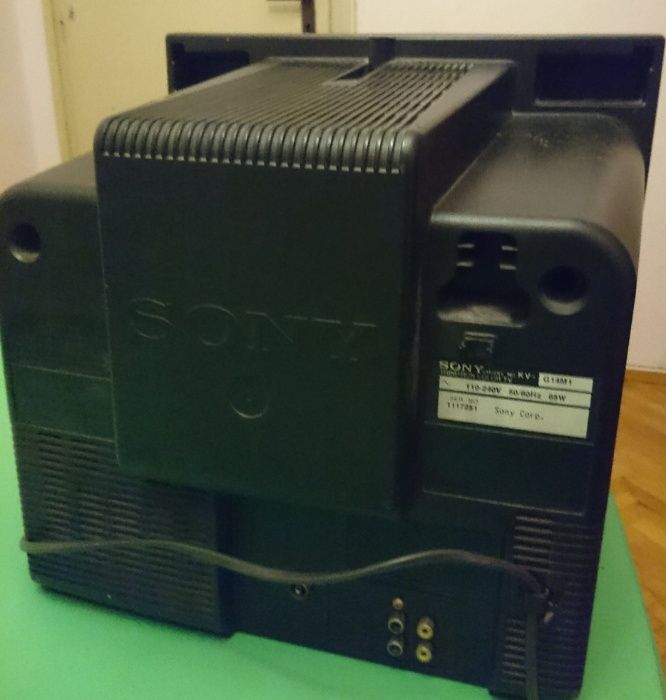 Телевизори ,всеки с дистанционно,работят.