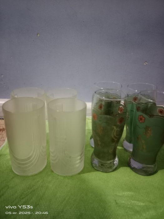 Фужеры стеклянные и пластмассовые