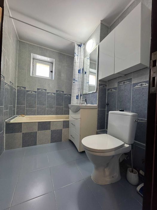 PERSOANĂ FIZICĂ  ---  Vând Apartament cu 3 camere, decomandat, etaj intermediar, 68 mp + acces privat la 100 mp spațiu depozitare