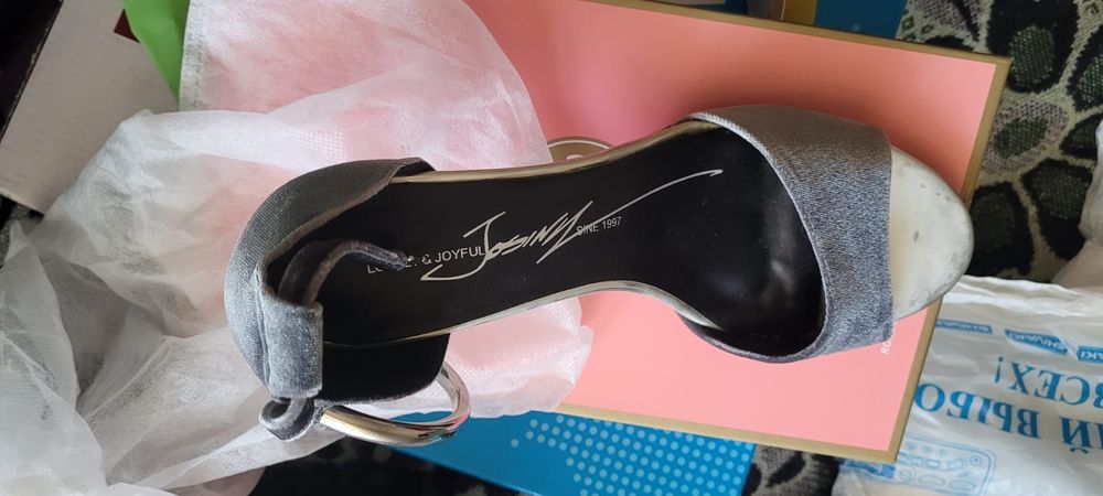 Продам босоножки серые