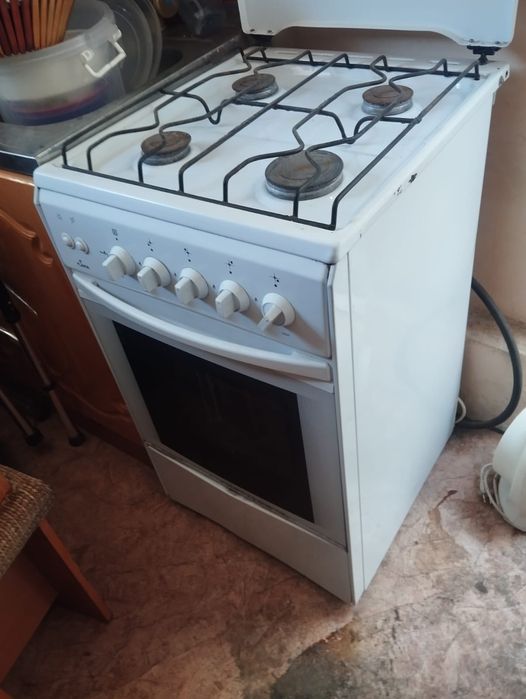 Продам газовую плиту