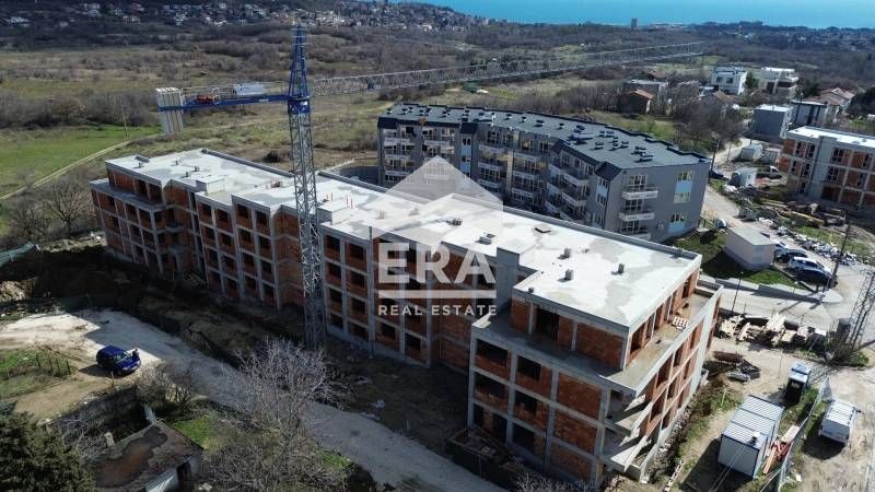 Тристаен апартамент за продажба, със собствен двор, в новострояща се с