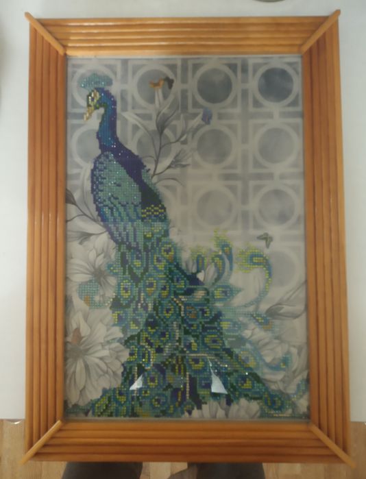 Продам картины вышитые крестиком и собранная из страз.