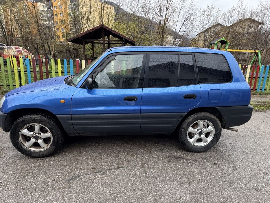 Джип Toyota Rav 4