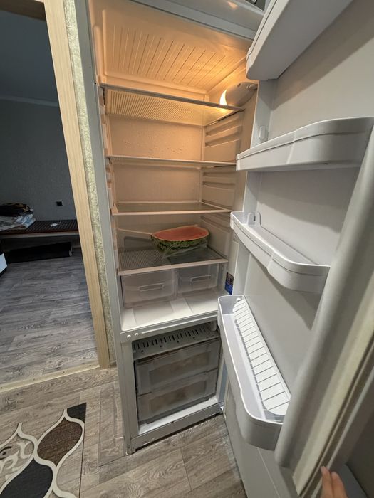 Продам холодильник  indezit в отличном состояний