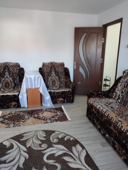 Vând apartament cu 3 camere semi-decomandat în Țăndărei, Ialomița.