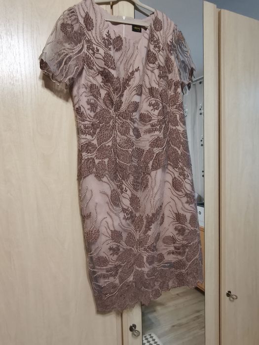 Vând rochii diferite mărimi