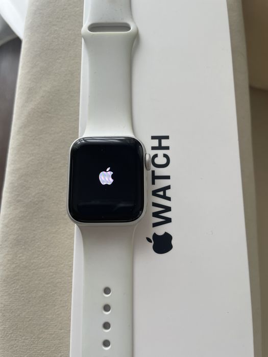 Apple watch SE GEN 2 40 mm white sport band