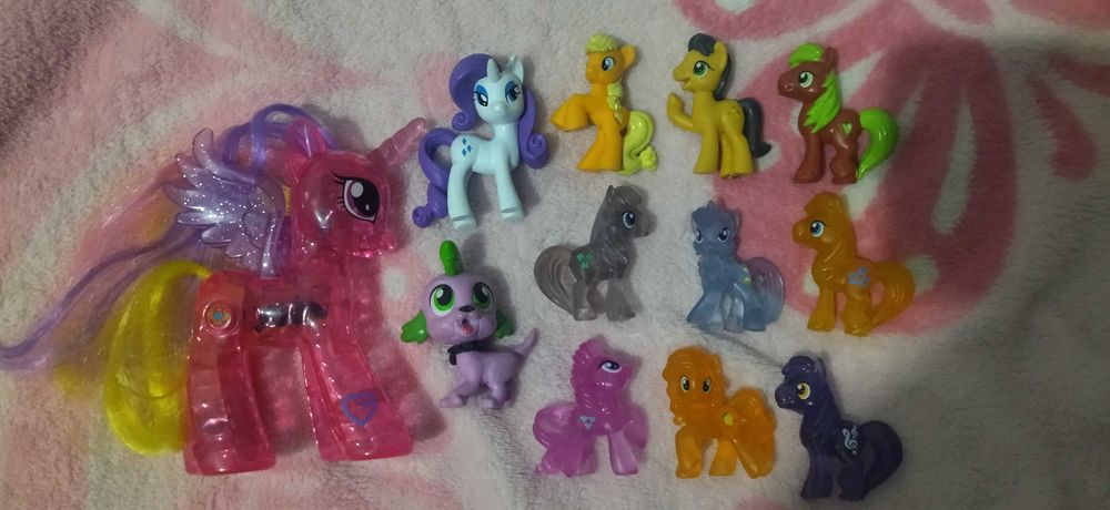 Игрушки из киндеров и поняшки