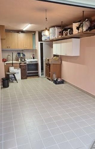 Продавам самостоятелен гараж наземен