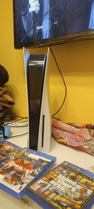 Продам Sony PlayStation 5 в комплекте с дисками 2 геймпада