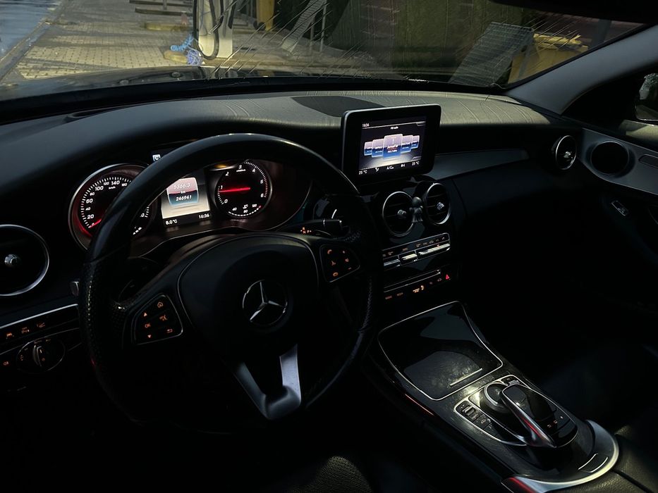 Mercedes-Benz C AirMatic/Distronic PLUS/HeadUp Display/4Butoane/Dotari TOP