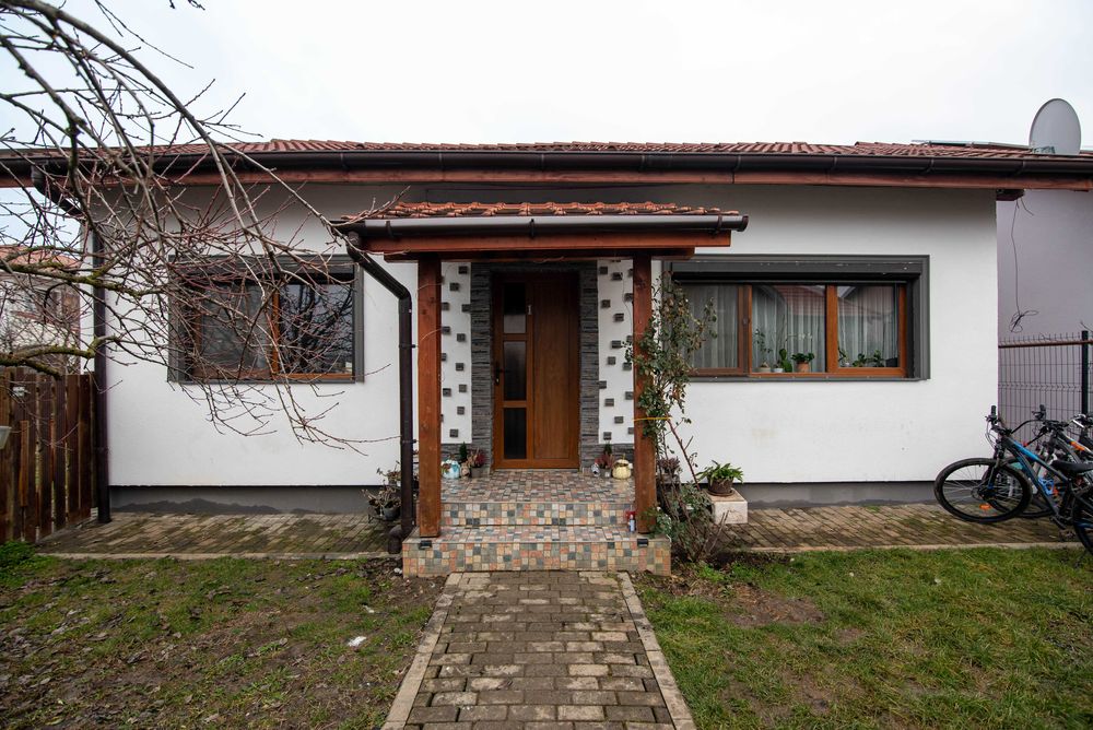 DUPLEX despartit prin camera tehnica