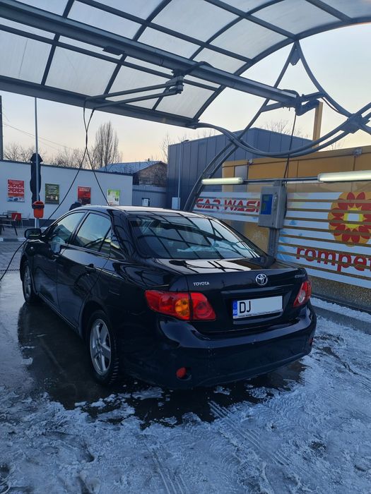 Toyota corolla  1.6  cu două seturi de jante