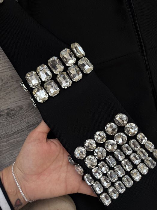 Елегантна черна рокля с камъни