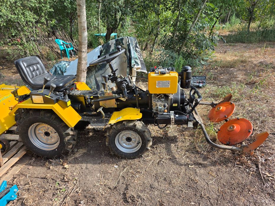 Motocultor 4X4 cu accesorii de grădină