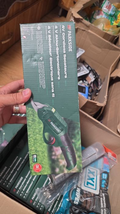 foarfecă electrică de grădină cu acumulator (4V), modelul exact fiind PARKSIDE PAGS 4 A1. Este o unealtă compactă destinată toaletări