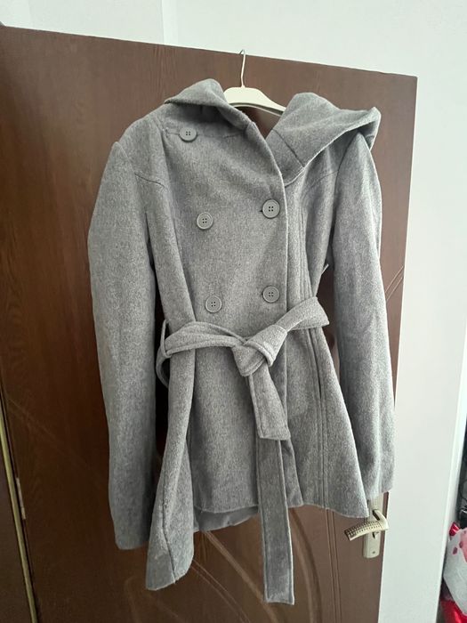 Сиво палто с качулка