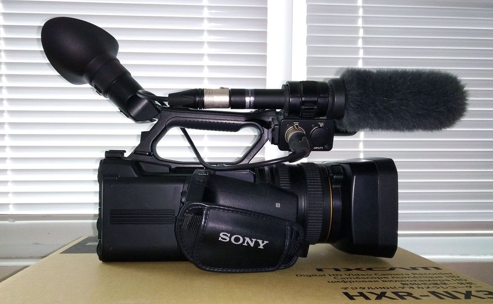 Видеокамера Sony HXR-NX3