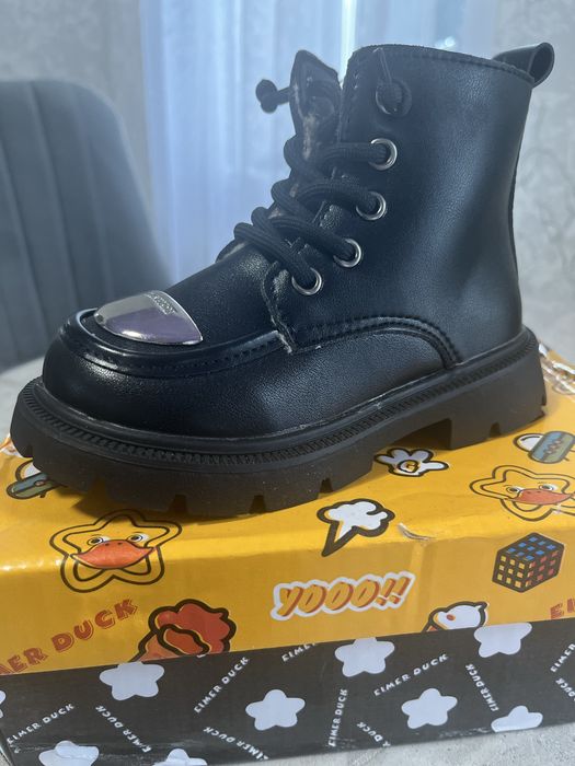 Продам детские ботинки