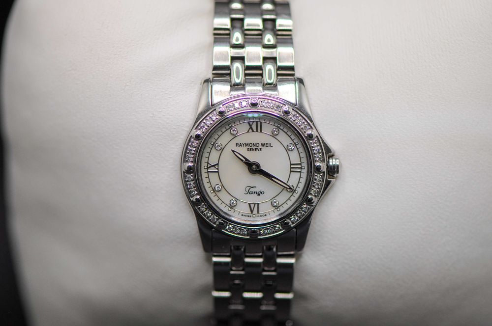 Швейцарски дамски часовник с диаманти - Raymond Weil Tango 5790