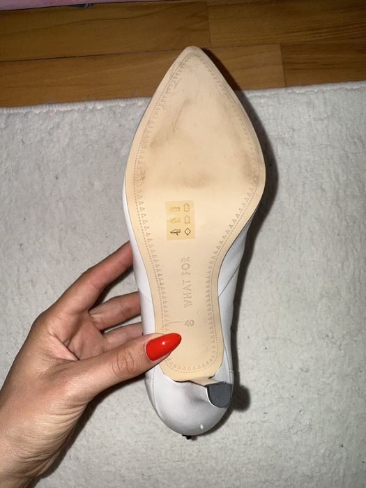 What For – Pantofi stiletto din piele albă cu ținte argintii