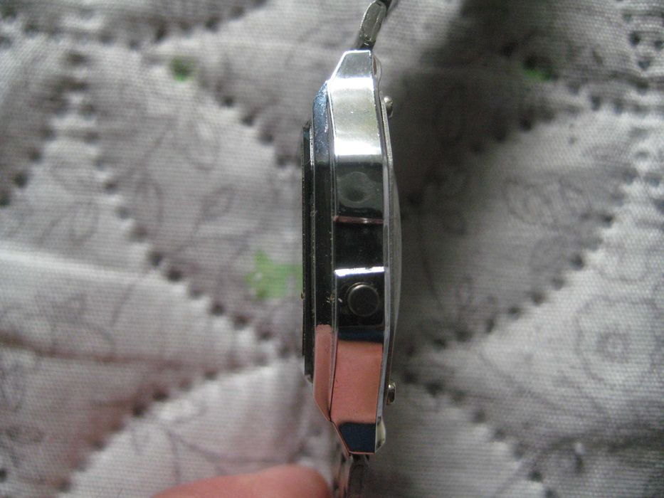 Продавам мъжки ръчен кварцов електронен часовник