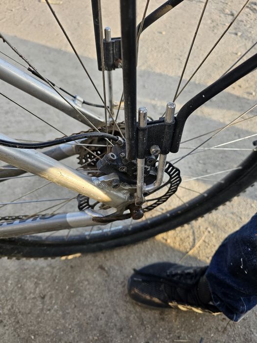 Bicicleta GIANT full carbon frâne pe disc cu cu lichid