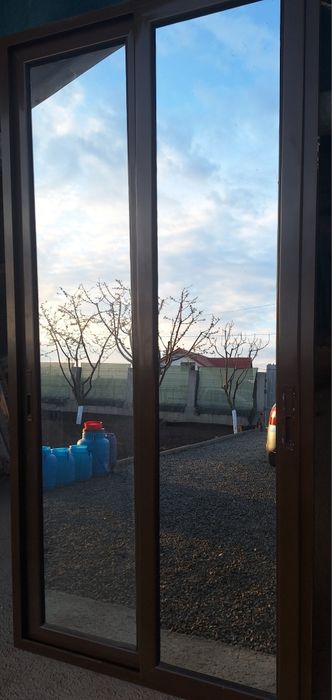 Ușă culisantă dublă, de culoare maro cu oglinda pe o parte