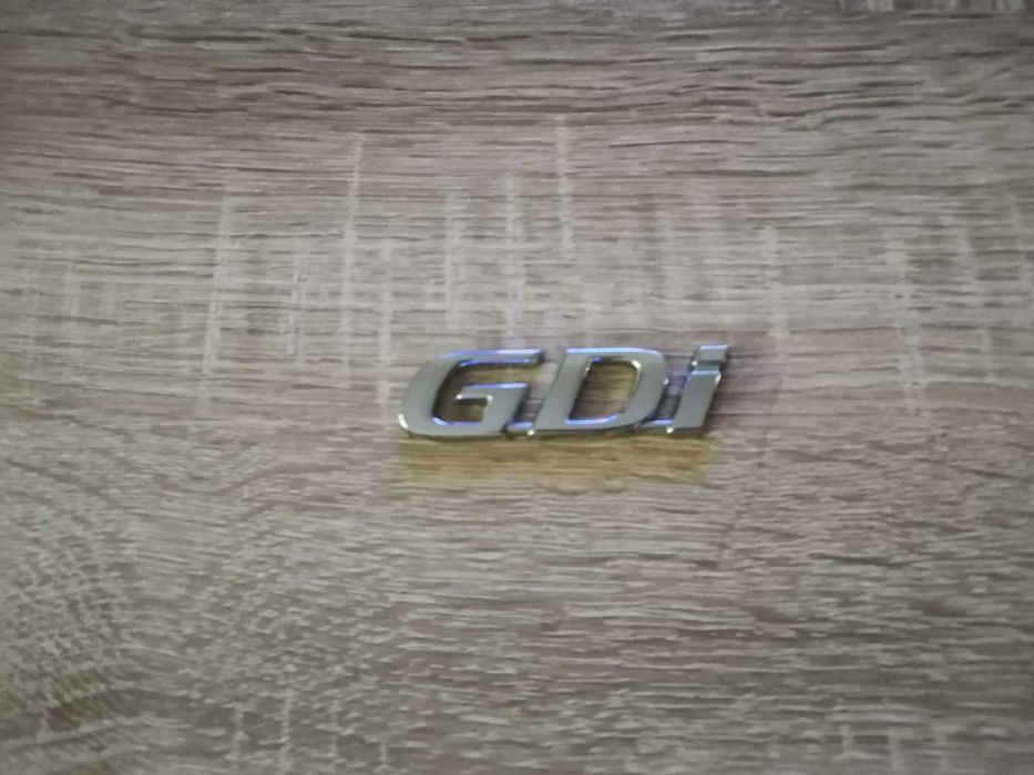 сребриста емблема Hyundai GDI