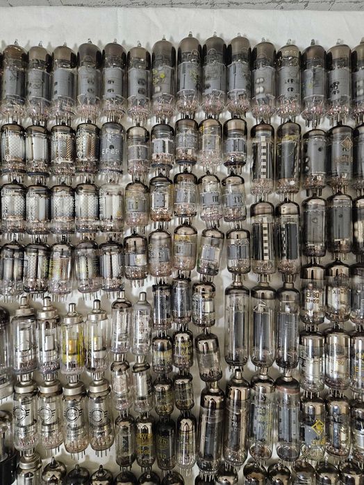 Лот: над 210 броя електронни лампи.