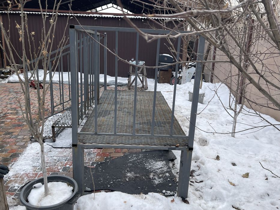 Крыльцо металлическое с площадкой