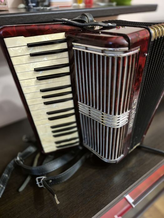 Vând acordeon hohner
