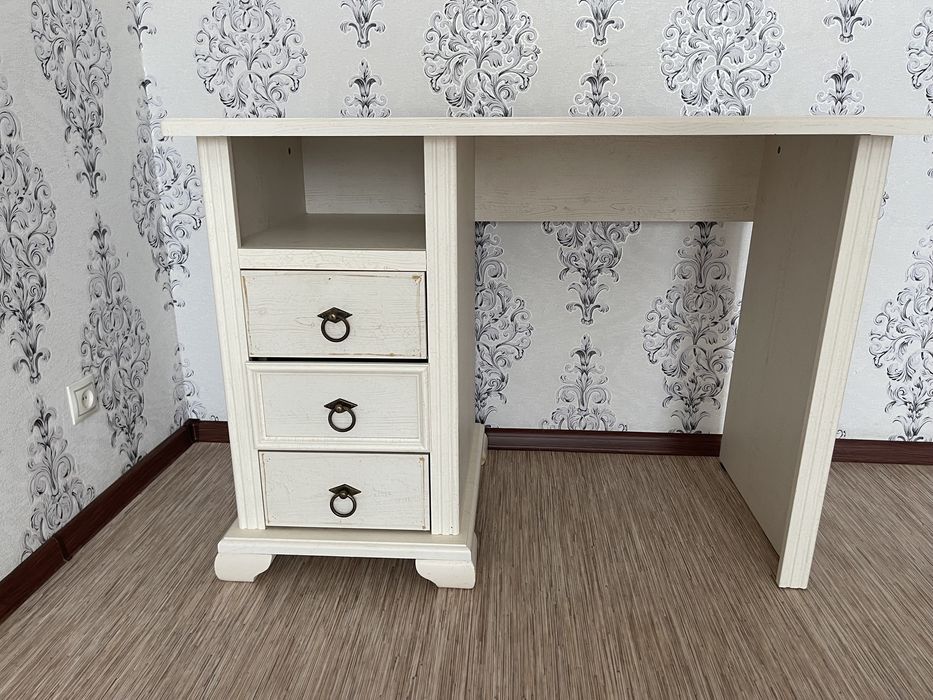 Рабочий стол с ящиками