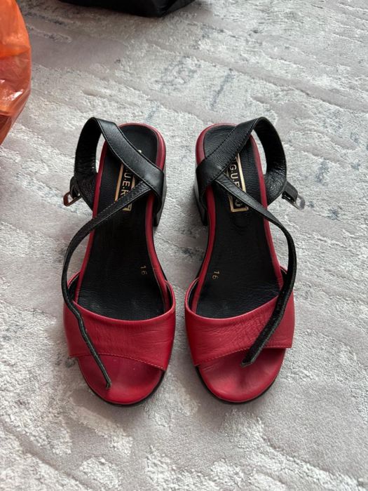 Кожаные обуви босоножки