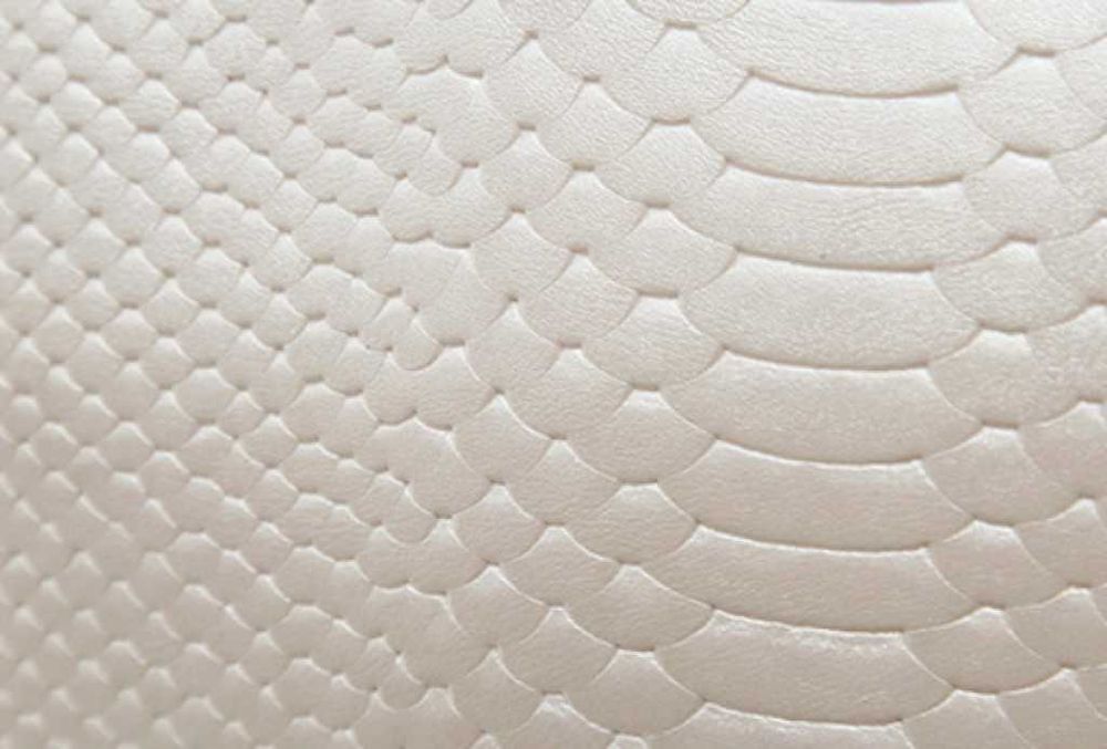 Дамска чанта с декорация от бяла змийска кожа.