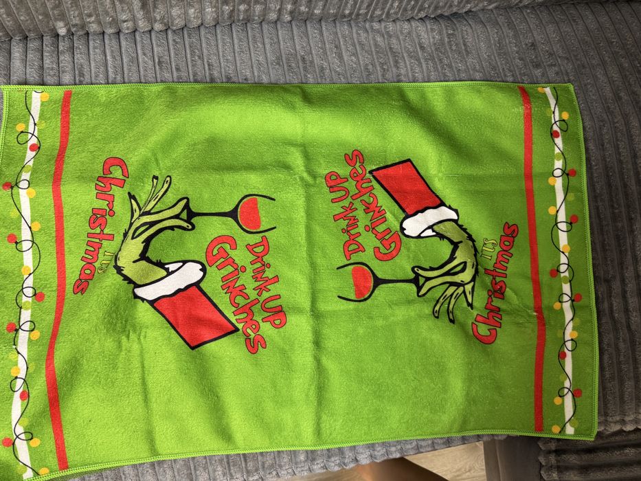 Fata de masa cu Grinch +suport de farfurie si prosop