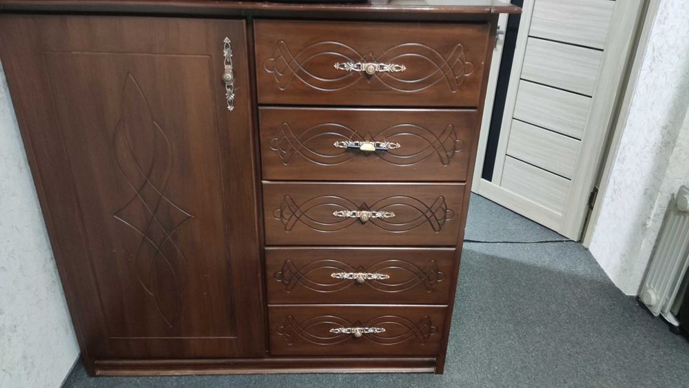 Мебель диваный уголок стол и шкаф