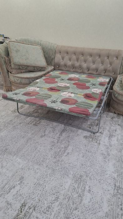 Диван с подушками в нормальном состоянии.