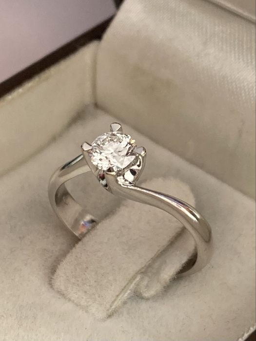 Inel solitaire aur alb 18kt.cu diamant 0.42ct
